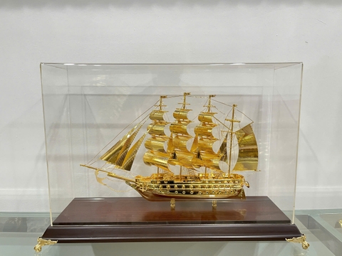 Thuyền buồm mô hình mạ vàng 24k  Kt: 50 x 34cm