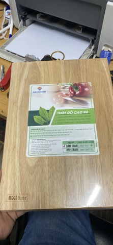 thớt gỗ cao su vuông to quai sắt 268