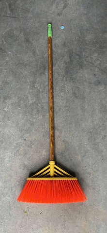 chổi xương đen cán gỗ