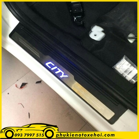 Nẹp bước chân ngoài có đèn xe Honda City