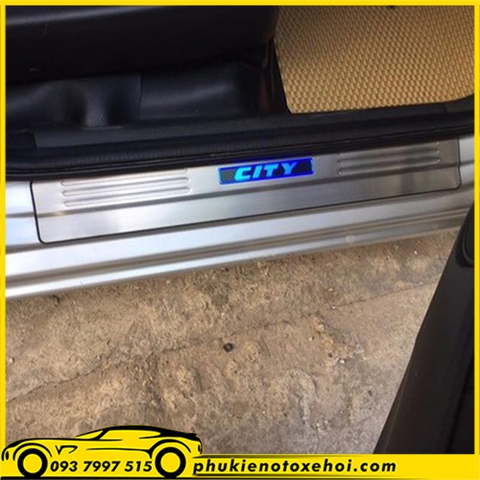 Nẹp bước chân ngoài có đèn xe Honda City
