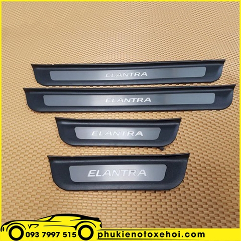 Nẹp bước chân ngoài có đèn xe Hyundai Elantra
