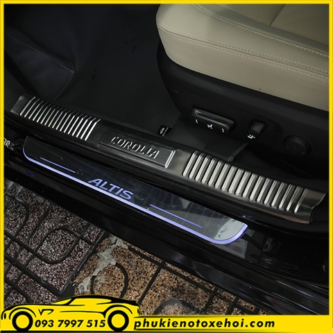 Nẹp bước chân ngoài có đèn xe Toyota Altis