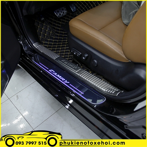 Nẹp bước chân ngoài có đèn xe Toyota Camry