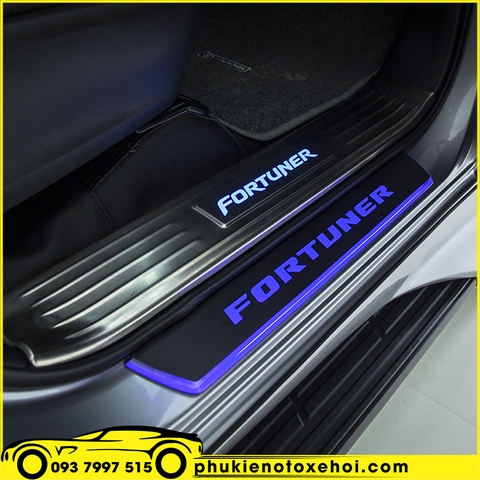 Nẹp bước chân ngoài có đèn xe Toyota Fortuner