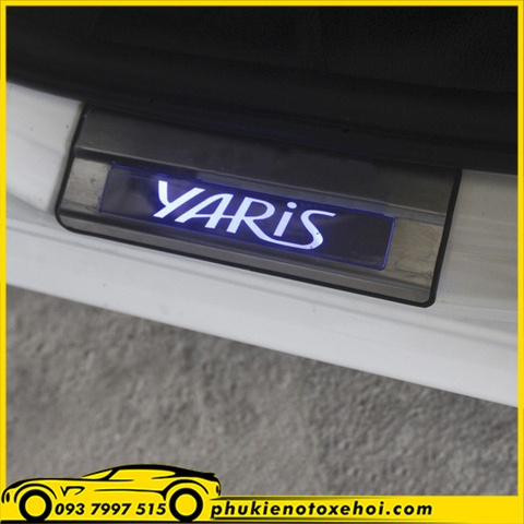 Nẹp bước chân ngoài có đèn xe Toyota Yaris
