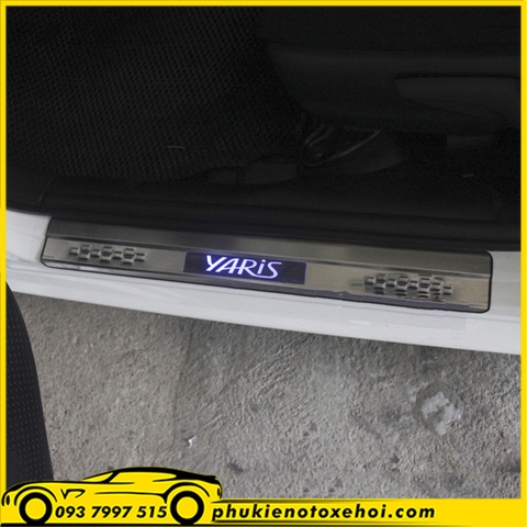 Nẹp bước chân ngoài có đèn xe Toyota Yaris