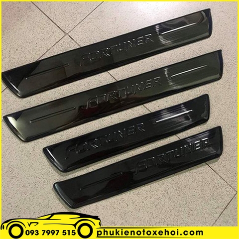 Nẹp bước chân ngoài không đèn xe Toyota Fortuner