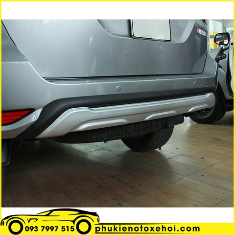 Ốp cản sau xe Toyota Fortuner