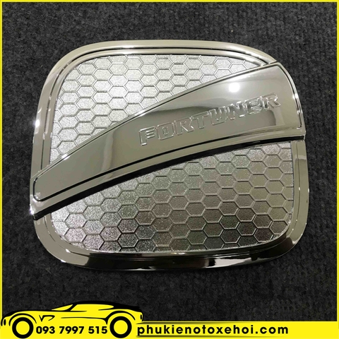 Ốp nắp bình xăng xe Toyota Fortuner