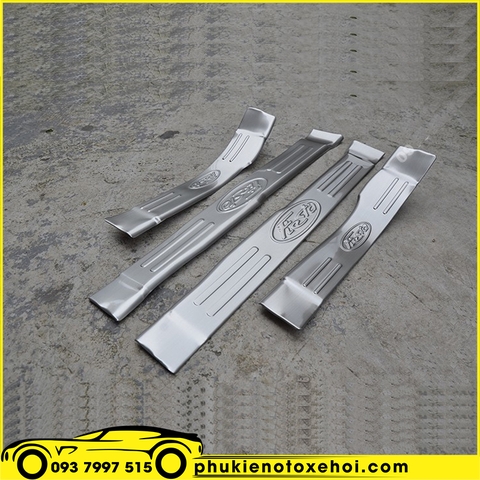 Ốp nẹp bước chân trong xe Ford Fiesta