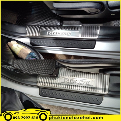 Ốp nẹp bước chân trong xe Kia Rondo