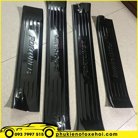Ốp nẹp bước chân trong xe Toyota Fortuner