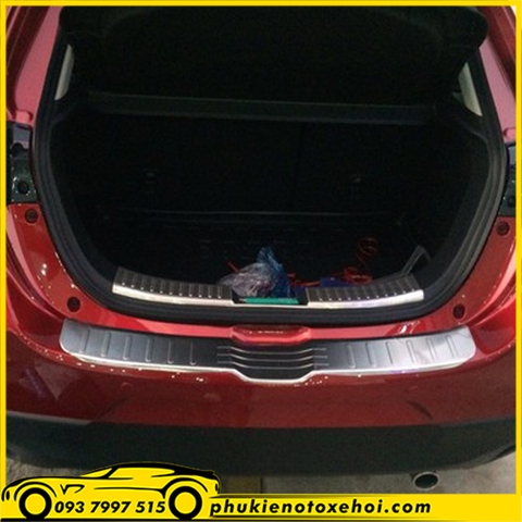 Ốp ngoài chống trầy cốp sau xe Mazda 2