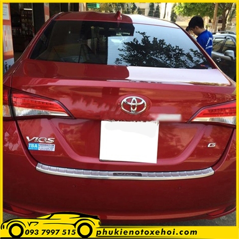 Ốp ngoài chống trầy cốp sau xe Toyota Vios