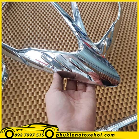 Ốp viền đèn hậu xe Mazda 2