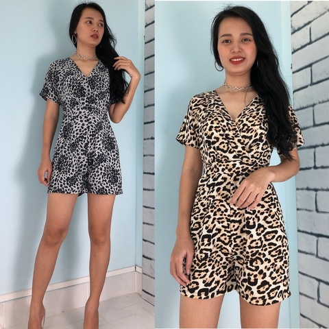 Jumpsuit ngắn cổ đắp chéo, tay liền, họa tiết da beo S&M GR0105