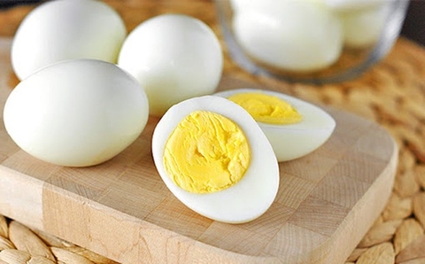 Trứng gà ăn luộc tốt hơn ăn rán, ăn sống