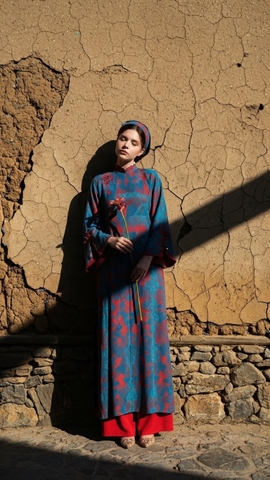 Áo dài lụa xanh dương quần đỏ TRALI 25903