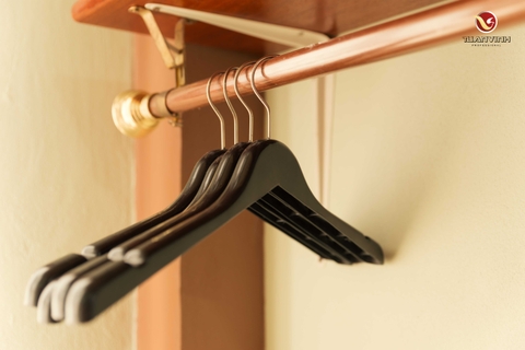 Khám phá các loại móc treo quần áo gỗ dùng cho khách sạn