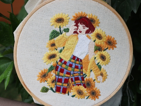 Hướng dẫn thêu tranh cô gái và hoa hướng dương (có mẫu in)