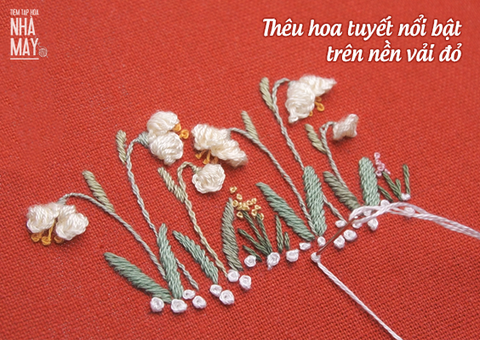 Thêu hoa tuyết nổi bật trên nền vải đỏ rực rỡ (có mẫu in)