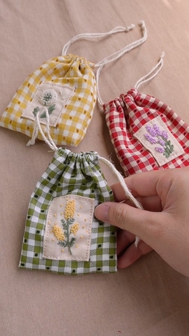 Hướng dẫn vá hình thêu nhỏ lên túi rút