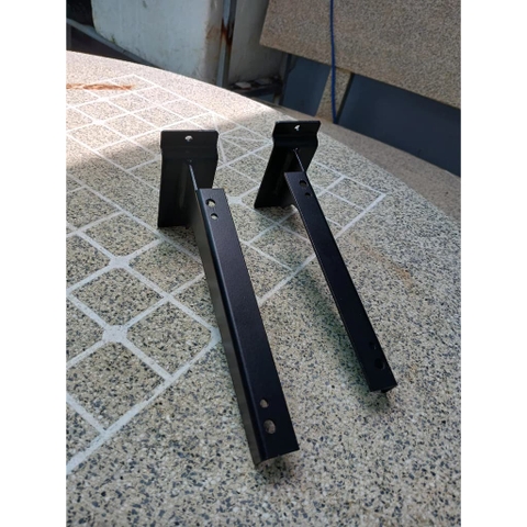 Trưng Bày Cửa Hàng Thể Thao Với Cặp tay đỡ kệ gỗ cài rãnh slatwall rãnh âm kích thước 25cm | Sports store display