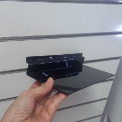 Trưng Bày Cửa Hàng Thể Thao Với Kệ Mica Trưng Bày Giày Dép Màu Đen Không Uốn Kệ giày cài vào kệ rãnh âm slatwall | Sports store display