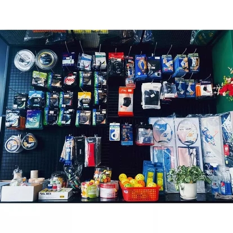 Trưng Bày Cửa Hàng Thể Thao Với Móc đơn treo phụ kiện trưng bày ốp điện thoại móc khóa phụ kiện shop thể thao | Sports store display