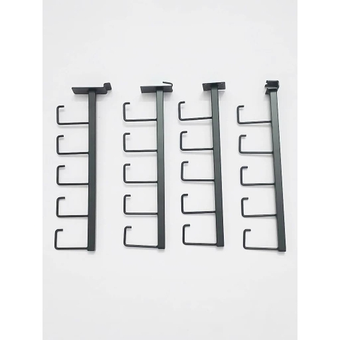 Trưng Bày Cửa Hàng Thể Thao Với Móc treo 5 râu treo vợt pickelball cài cây sắt 13x26mm bằng sắt chống gỉ cao cấp | Sports store display