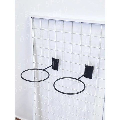 Trưng Bày Cửa Hàng Thể Thao Với Móc treo bóng cho shop thể thao cài lưới ô vuông hoặc lưới mắt cáo | Sports store display