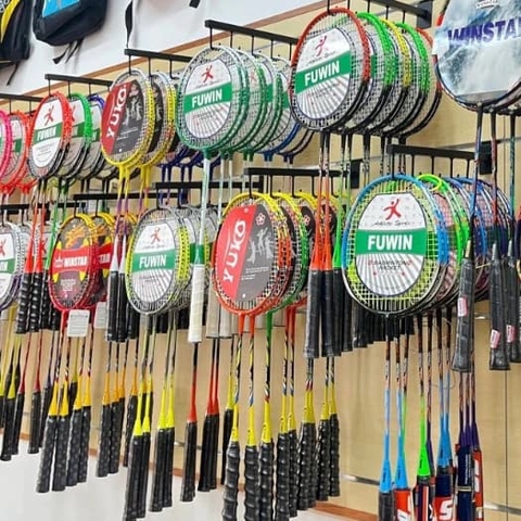 Trưng Bày Cửa Hàng Thể Thao Với Móc treo cài rãnh tấm nhựa hoặc tấm gỗ trưng bày các loại vợt cầu lông | Sports store display