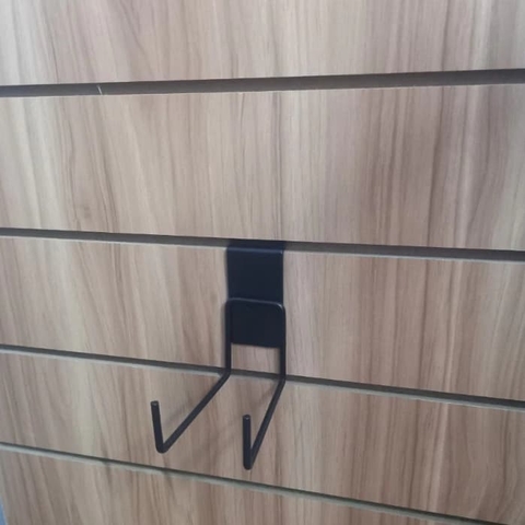 Trưng Bày Cửa Hàng Thể Thao Với MÓC TREO VỢT BÓNG BÀN VỢT PICKLEBALL MÓC CÀI KỆ RÃNH SLATWALL | Sports store display