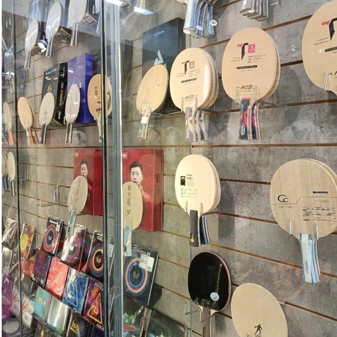 Trưng Bày Cửa Hàng Thể Thao Với Móc treo vợt pickleball cài rãnh tấm slatwall chất liệu sắt sơn tĩnh điện chống rỉ sét | Sports store display