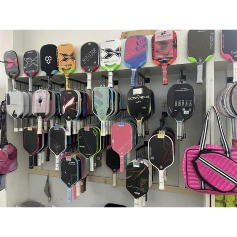 Trưng Bày Cửa Hàng Thể Thao Với Treo vợt cầu lông vợt tetnis vợt pickleball có 4 móc râu nhỏ | Sports store display