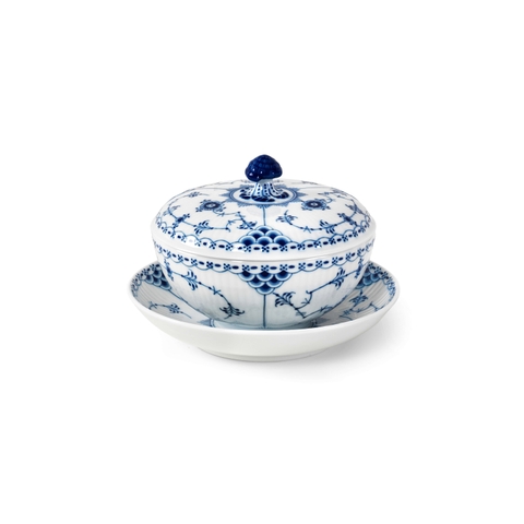 Bộ bát có nắp và đĩa kê Royal Copenhagen, họa tiết Blue Fluted Half Lace 30cl