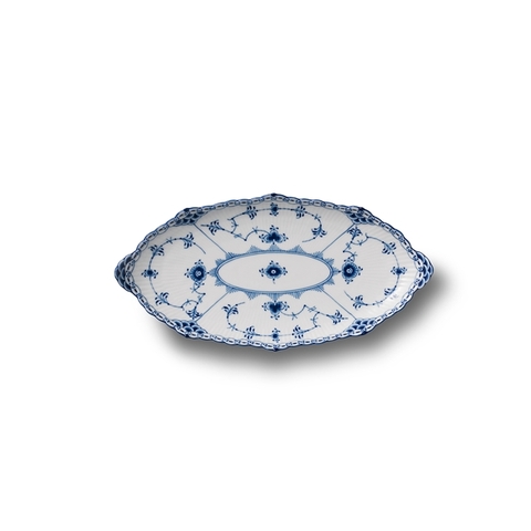 Đĩa oval Royal Copenhagen, họa tiết Blue Fluted Half Lace 24,5cm