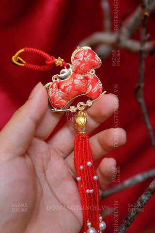 .Chuỗi treo gấm thổ cẩm handmade cao cấp - Chuỗi treo xe chuỗi treo túi - Ngựa đỏ tua rua đỏ