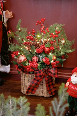 Set giỏ mây cắm lá thông và berry đỏ Giáng Sinh 60cm