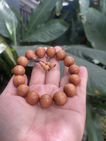 Chuỗi Gỗ Tay Hoàng Đàn Kết Hợp Bạch Ngọc Trai Khắc OmMaNi-12 ly-19 gr