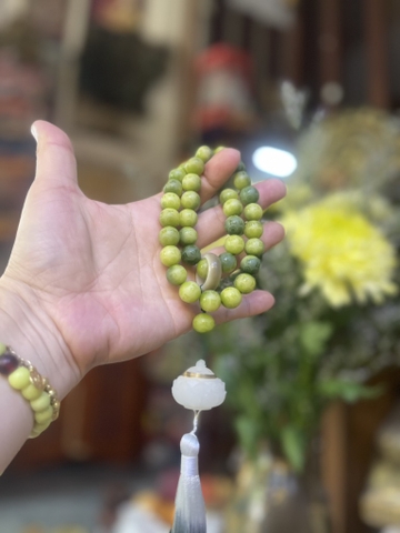 Chuỗi Bạch Ngọc Trai Xanh -Cầm Tay Khắc Thần Chú OmMaNi Tua Hoa Sen 12 ly-36 gr