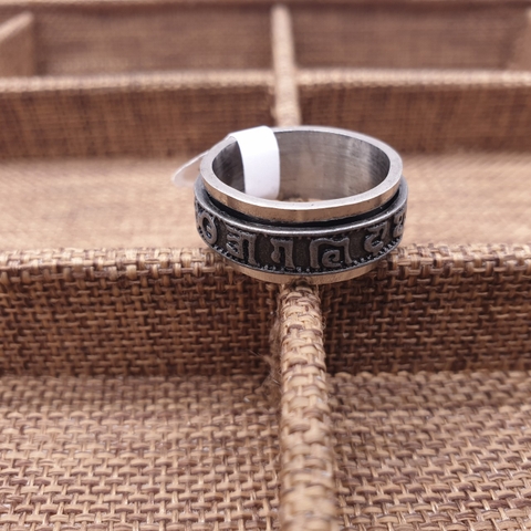 Nhẫn Khắc OmMani Mờ, Nâu, Xoay_25x10mm_Chất liệu Titan