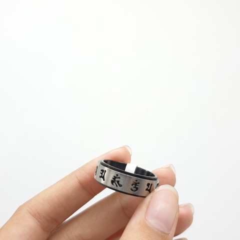 Nhẫn Khắc Lục Tự Xoay22x6mm_Chất liệu Titan Trắng