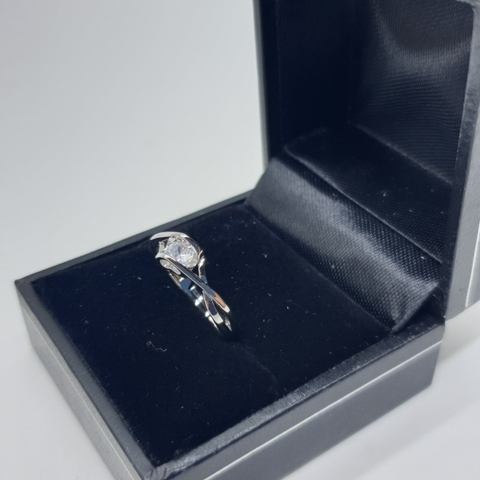 Nhẫn Kim Cương Đính 1 Đá Trái Tim_21x4mm_Chất liệu Titan