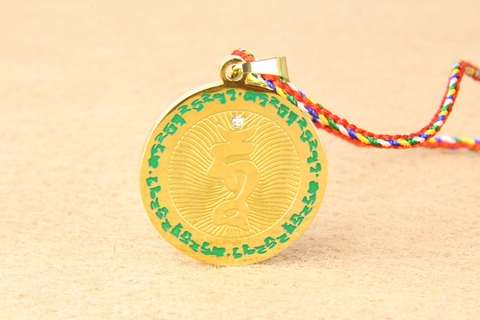 Mặt Đeo Tara Bồ Tát Vàng Chữ Vòng Bìa Xanh_Chất liệu Titan_30mm