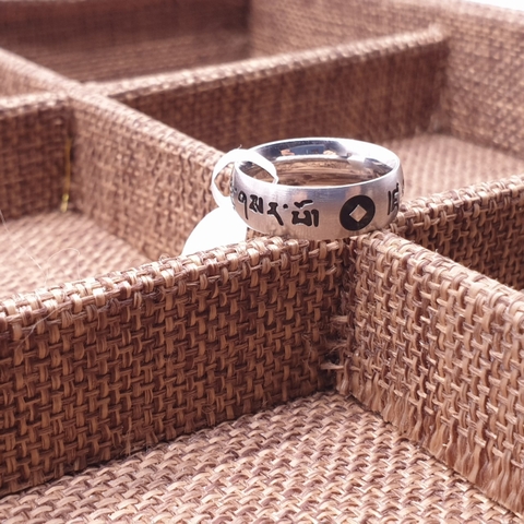 Nhẫn Khắc Om Mani Màu Trắng Chữ Đen,Chấm Tròn Đen_24x6mm_Chất liệu Titan