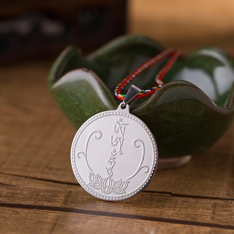 Mặt Đeo Khắc Hình Phật Đảnh Tôn Thắng Trắng_Chất liệu Titan_35mm