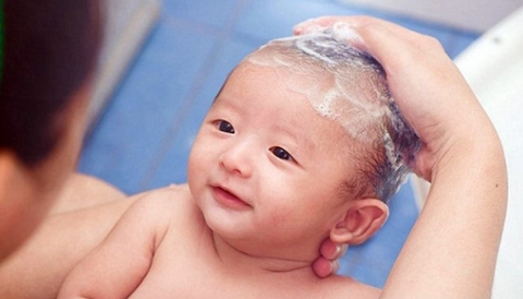 CẦN LƯU Ý NHỮNG GÌ KHI CHỌN SỮA TẮM GỘI CHO TRẺ SƠ SINH?