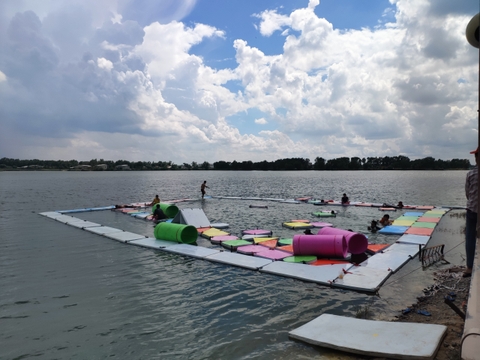 Phao trò chơi trên nước